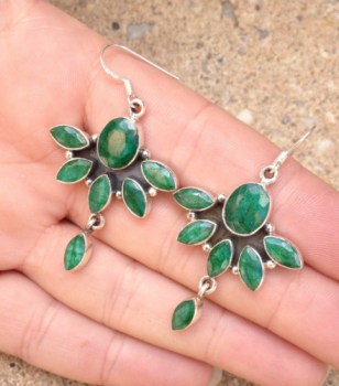 Zilveren lange oorbellen gezet met Emerald